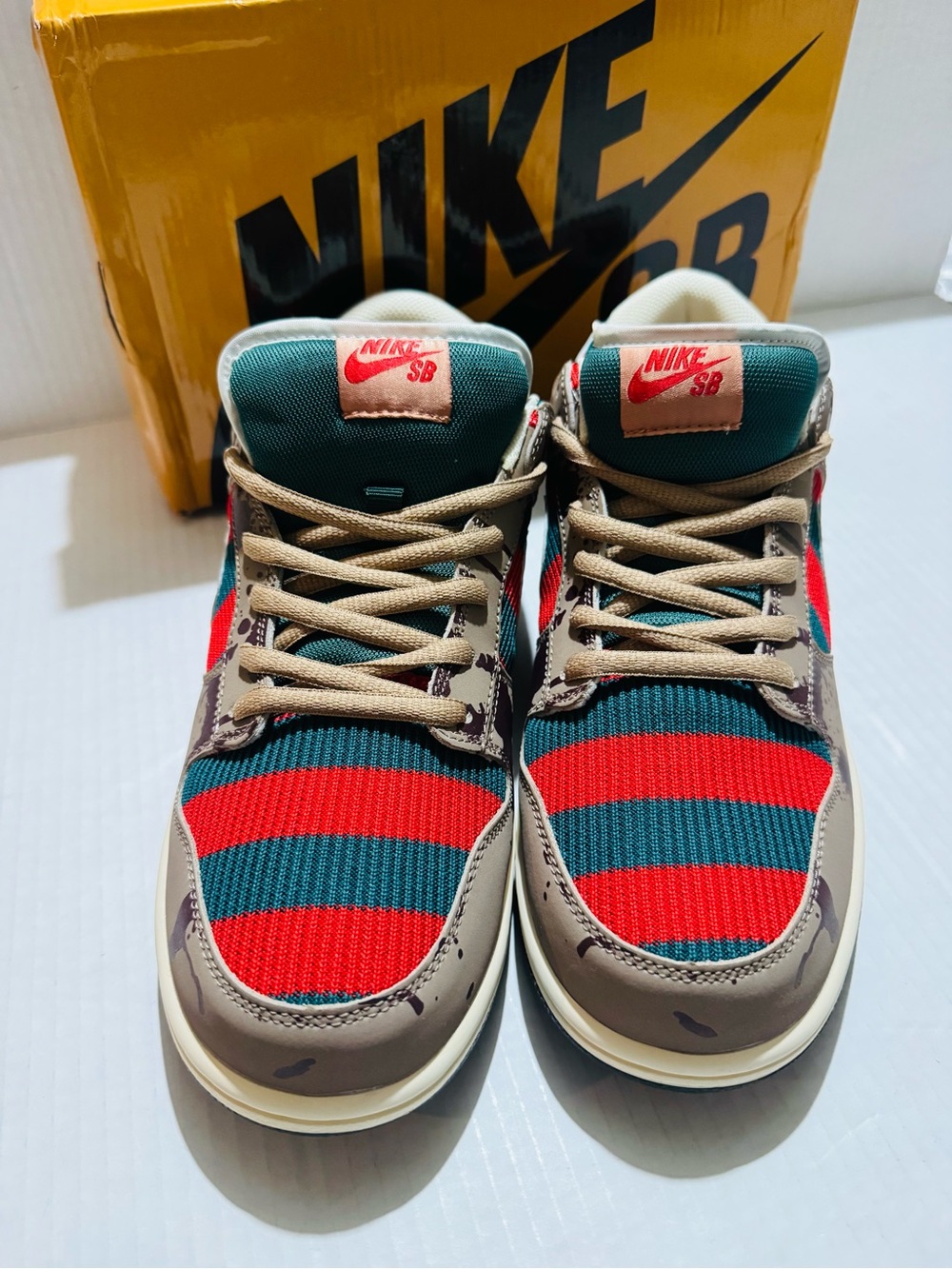 Mens Athletic SB Striped Low-Top Sneakers in green & red Bnib size 12